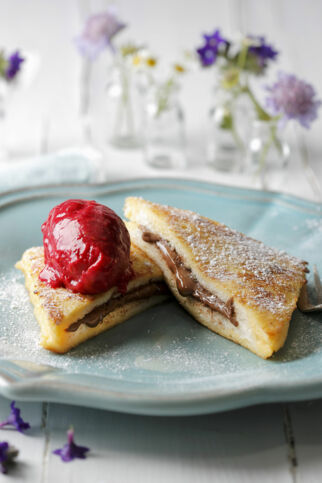 French Toast mit schnellem Himbeersorbet French Toast mit schnellem Himbeersorbet