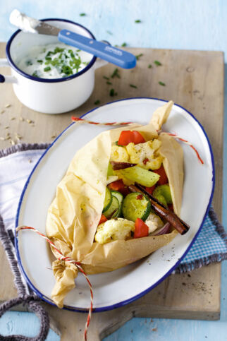 Buntes Gemüse aus dem Pergamentpäckchen Buntes Gemüse aus dem Pergamentpäckchen