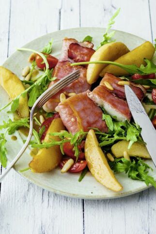 Ziegenkäse im Schinkenmantel auf Rucola-Birnen-Salat Ziegenkäse im Schinkenmantel auf Rucola-Birnen-Salat