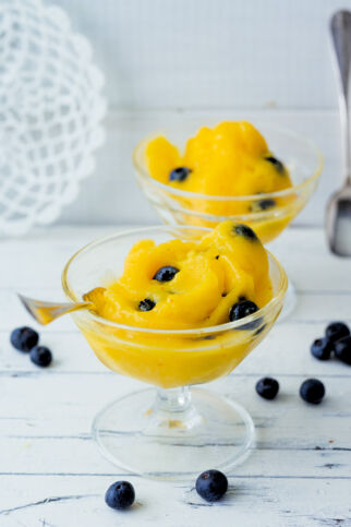 Mango-Orangen-Ingwer-Sorbet mit Heidelbeeren Mango-Orangen-Ingwer-Sorbet mit Heidelbeeren