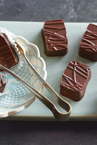 Rahmpralinen mit Kakaonibs Rahmpralinen mit Kakaonibs