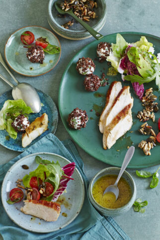 Würziger Salat mit allerlei Extras Würziger Salat mit allerlei Extras