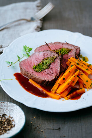 Gefülltes Rinderfilet mit glasierten Möhren Gefülltes Rinderfilet mit glasierten Möhren