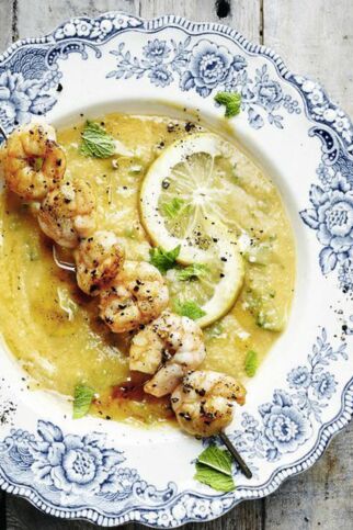 Minzige Linsensuppe mit Garnelenspießchen Minzige Linsensuppe mit Garnelenspießchen