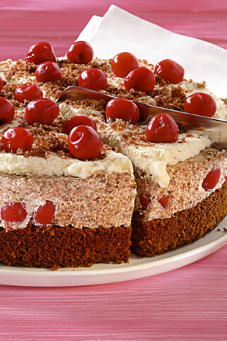 Bröseltorte mit Kirschen Bröseltorte mit Kirschen