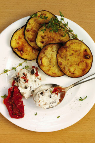 Auberginen-Chips mit Ziegenfrischkäse Auberginen-Chips mit Ziegenfrischkäse