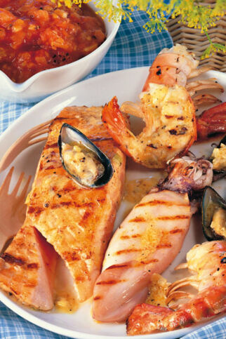 Karibische Grillplatte mit Salsa Criolla Karibische Grillplatte mit Salsa Criolla