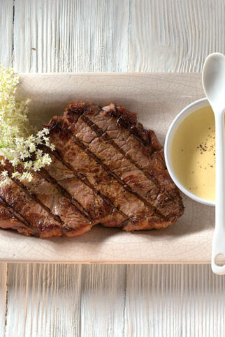 Entrecôtes mit Holunder-Hollandaise Entrecôtes mit Holunder-Hollandaise