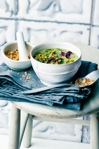 Grünkohl-Kokos-Suppe mit nussigem Sprinkle Grünkohl-Kokos-Suppe mit nussigem Sprinkle