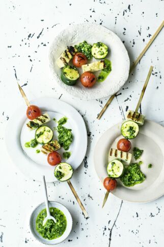 Halloumi-Spieße mit Zhug-Sauce Halloumi-Spieße mit Zhug-Sauce