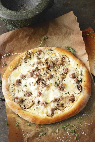 Pizza bianca mit Salsiccia Pizza bianca mit Salsiccia