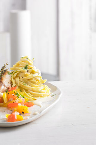 gebratener_wolfsbarsch_bandnudeln_paprika gebratener_wolfsbarsch_bandnudeln_paprika