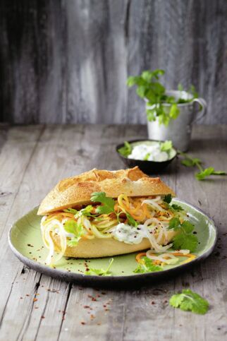 Bánh mì mit eingelegten Gemüsenudeln Bánh mì mit eingelegten Gemüsenudeln