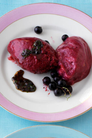 Johannisbeer-Halbgefrorenes mit Minzepesto Johannisbeer-Halbgefrorenes mit Minzepesto
