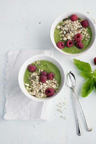 Smoothie Bowl mit Basilikum und Banane Smoothie Bowl mit Basilikum und Banane