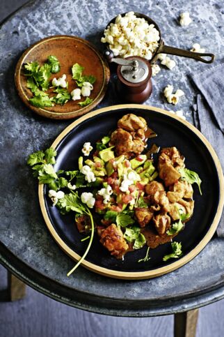 Chicken Mole mit Avocado, Tomate und Popcorn Chicken Mole mit Avocado, Tomate und Popcorn