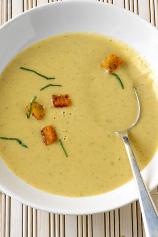 Rote-Linsen-Suppe mit Lauch und Croûtons Rote-Linsen-Suppe mit Lauch und Croûtons