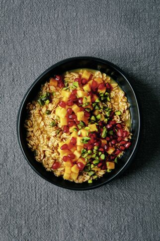 Gerstencreme mit Papaya und Granatapfelkernen Gerstencreme mit Papaya und Granatapfelkernen
