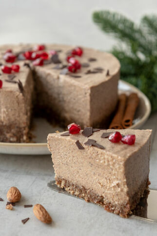 No Bake Lebkuchentorte garniert mit Schokoraspeln und Granatapfelkernen No Bake Lebkuchentorte