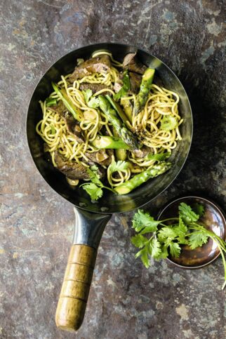 Rindfleisch-Spargel-Wok mit Koriander Rindfleisch-Spargel-Wok mit Koriander
