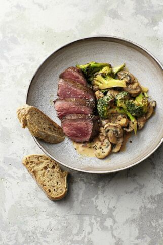 Rindersteaks mit Brokkoli-Pilz-Gemüse Rindersteaks mit Brokkoli-Pilz-Gemüse