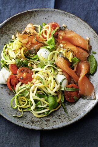 Zoodles-Salat mit Graved Lachs Zoodles-Salat mit Graved Lachs