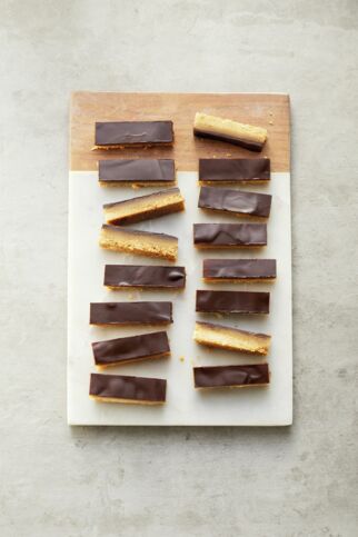 Erdnuss-Mandel-Riegel mit Erythrit Erdnuss-Mandel-Riegel mit Erythrit