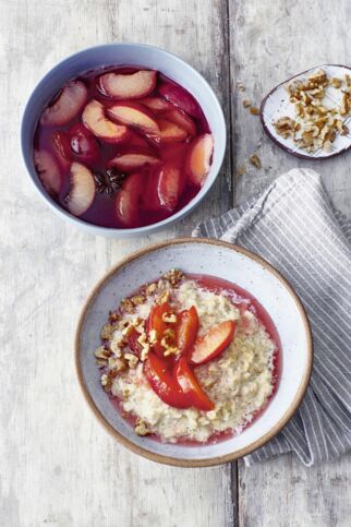 Porridge mit Pflaumenkompott Porridge mit Pflaumenkompott