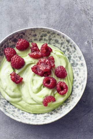 Avocadocreme mit Himbeeren Avocadocreme mit Himbeeren