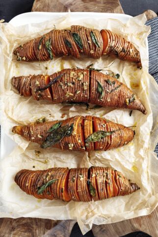 Süßkartoffel- Hasselback mit Salbei Süßkartoffel- Hasselback mit Salbei