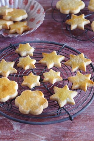 Butterplätzchen in verschiedenen Formen auf einem Abkühlgitter. Butterplätzchen