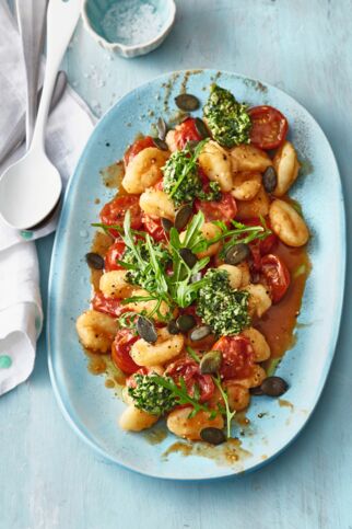 Gnocchi mit Rucola-Pesto und Kirschtomaten Gnocchi mit Rucola-Pesto und Kirschtomaten