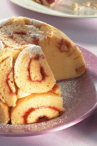 Charlotte mit exotischer Fruchtcreme Charlotte mit exotischer Fruchtcreme