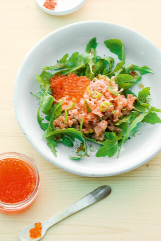 Rucolasalat mit Lachstatar Rucolasalat mit Lachstatar