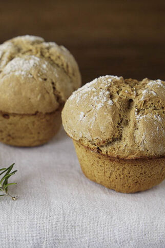 Roggenbrot-Muffins mit Rosmarin und Knoblauch Roggenbrot-Muffins mit Rosmarin und Knoblauch