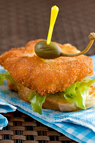Schnitzel-Canapés mit Kapernäpfeln Schnitzel-Canapés mit Kapernäpfeln