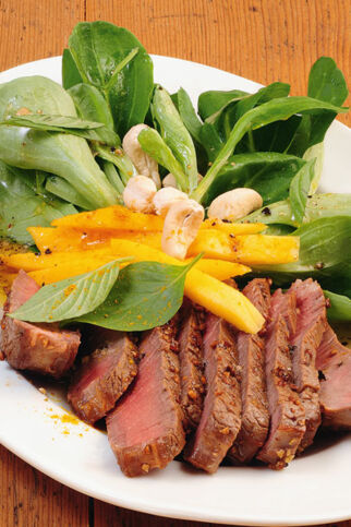 Feldsalat mit Mango und Steakstreifen Feldsalat mit Mango und Steakstreifen