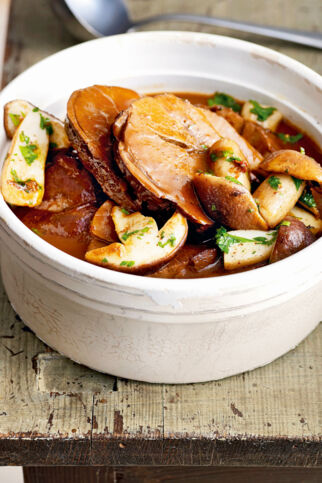 Geschmorte Rehkeule mit Steinpilzen und Hagebuttenmark Geschmorte Rehkeule mit Steinpilzen und Hagebuttenmark