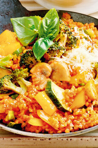 Bulgur-Gemüse-Pfanne mit Parmesan Bulgur-Gemüse-Pfanne mit Parmesan