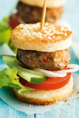 Mini-Spieß-Burger mit Tomate, Gurke und Salat Mini-Spieß-Burger mit Tomate, Gurke und Salat