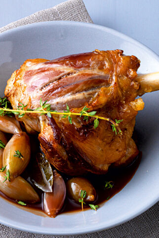 Lammhaxen auf Portweinzwiebeln Lammhaxen auf Portweinzwiebeln