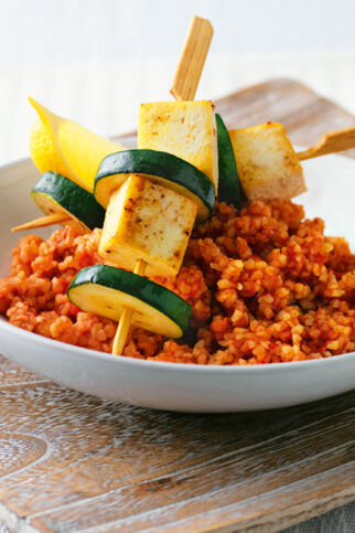 Tomaten-Bulgur mit Tofuspießen Tomaten-Bulgur mit Tofuspießen