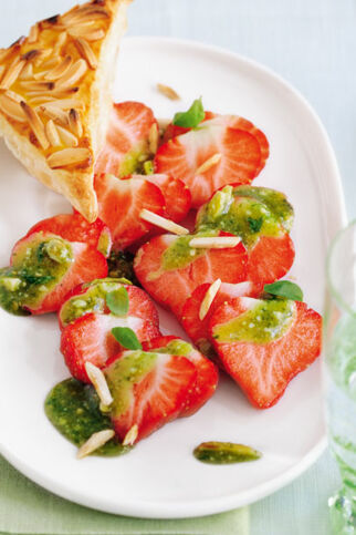 Erdbeeren mit Basilikumpesto und Knusperblättern Erdbeeren mit Basilikumpesto und Knusperblättern