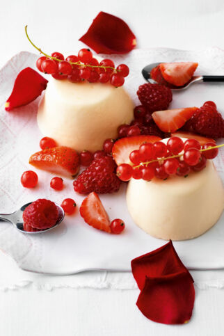 Panna cotta mit Rosenduft und roten Beeren Panna cotta mit Rosenduft und roten Beeren