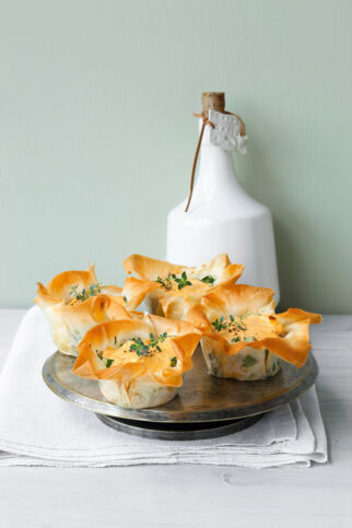 Filo-Törtchen mit Zucchini-Walnuss-Füllung und Fetacreme Filo-Törtchen mit Zucchini-Walnuss-Füllung und Fetacreme
