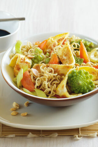 Gebratene Nudeln mit Omelettstreifen Gebratene Nudeln mit Omelettstreifen