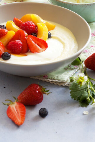 Dickmilch-Grießbrei mit Beeren Dickmilch-Grießbrei mit Beeren