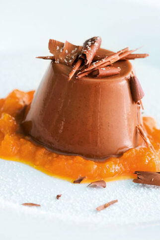 Schoko-Kokos-Panna-cotta auf Aprikosenkompott Schoko-Kokos-Panna-cotta auf Aprikosenkompott