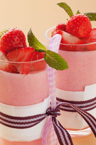 Rhabarber-Erdbeer-Mousse mit Waldmeister Rhabarber-Erdbeer-Mousse mit Waldmeister