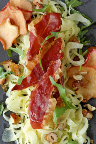 Fenchelsalat mit Nusskrokant, Apfel- und Pancetta-Chips Fenchelsalat mit Nusskrokant, Apfel- und Pancetta-Chips